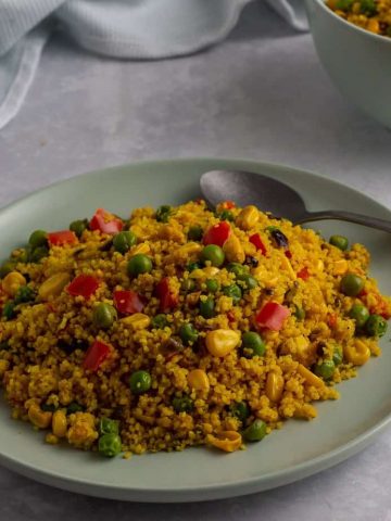 Curried couscous with colourful vegetables