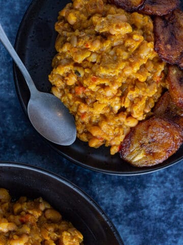 Ewa riro. Nigerian beans porridge served with dodo (fried plantain)