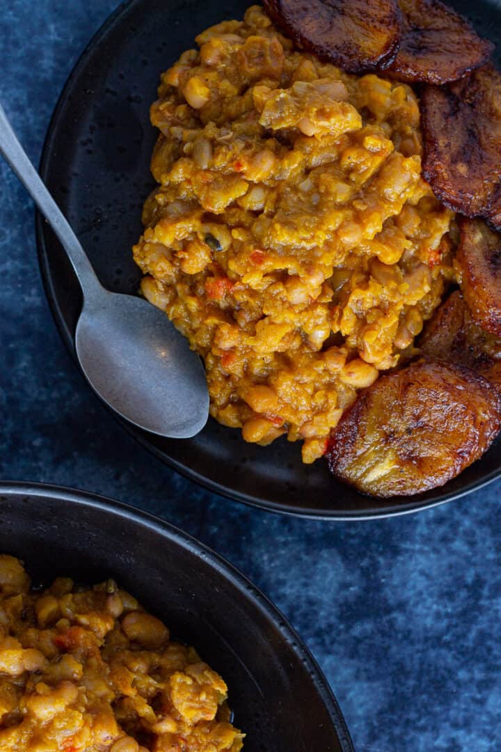 Ewa riro. Nigerian beans porridge served with dodo (fried plantain)