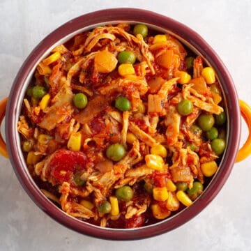 Peri peri shredded chicken with vegetables in a bowl.